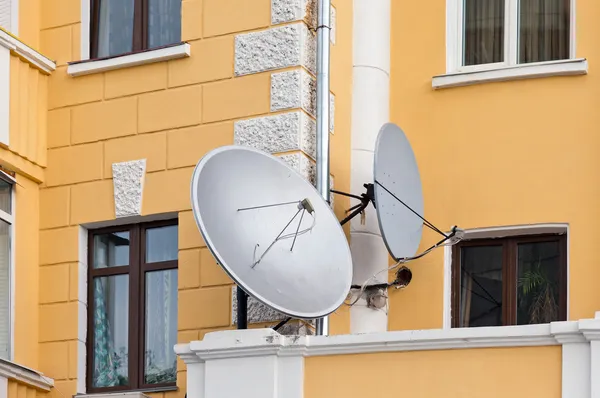 Anteny satelitarne montowane na dom — Zdjęcie stockowe