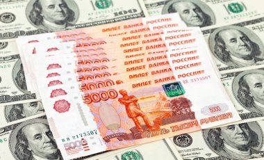 Rus ruble faturaları dolar arka plan üzerinde döşeme