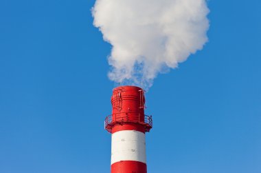 endüstriyel baca dumanı üzerinde mavi gökyüzü ile