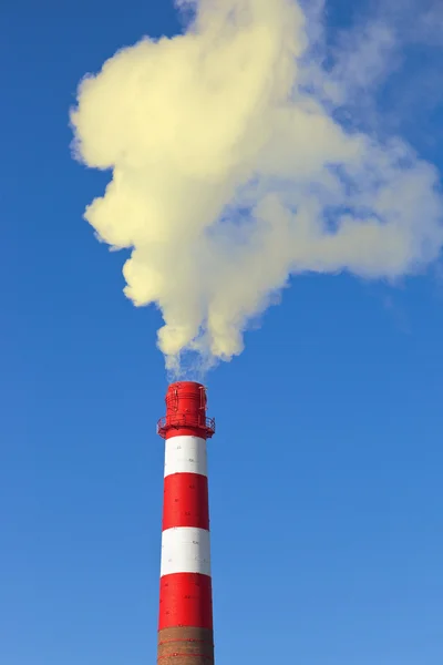 Camino industriale con fumo sopra il cielo blu — Foto Stock