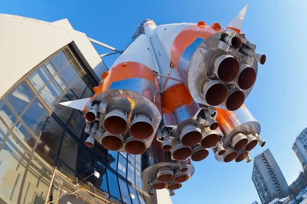 青空の背景の上のロシアの宇宙輸送ロケット — ストック写真