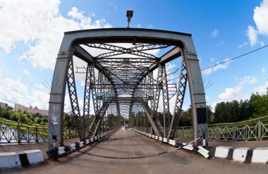 Çelik kemer köprü nehir msta üzerinde. Novgorod bölgesi, Rusya Federasyonu.