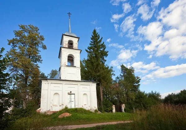 Igreja ortodoxa cristã na região de Novgorod, Rússia — Fotografia de Stock