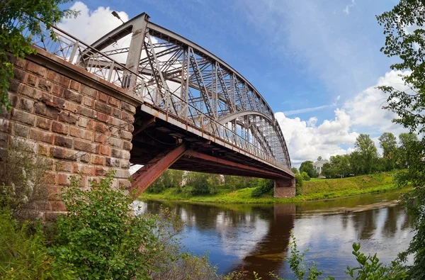 Puente de Arco de Acero en el río Msta. Región de Novgorod, Rusia . —  Fotos de Stock