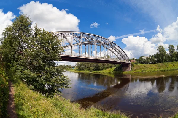 Jembatan Steel Arch di sungai Msta. Wilayah Novgorod, Rusia . — Stok Foto