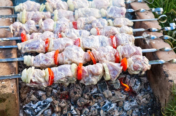 Аппетитный шашлык из свежего мяса, приготовленный на гриле — стоковое фото