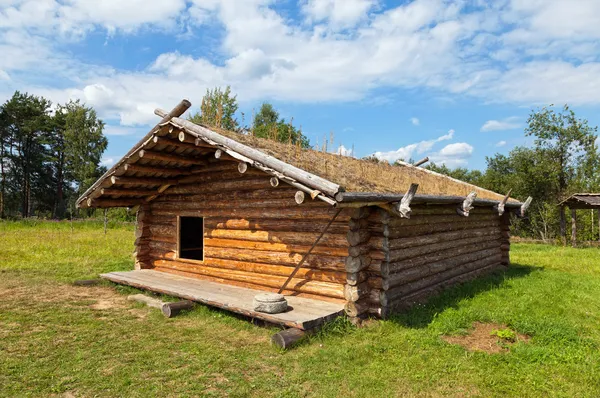 Antiga casa de madeira tradicional russa X século — Fotografia de Stock