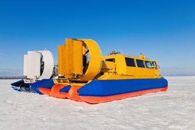 hovercraft donmuş nehir kıyısında