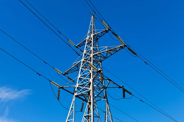 Vysoké napětí elektřiny pylon nad modrá obloha — Stock fotografie