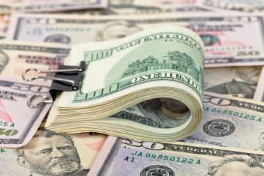 yüz dolarlık banknot para arka plan üzerinde katlanmış