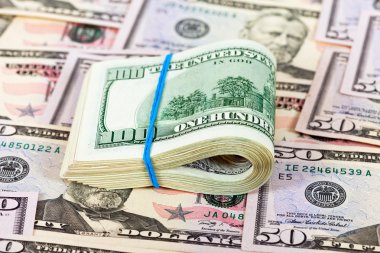 Kauçuk para zemin üzerine sarılmış katlanmış banknotlar