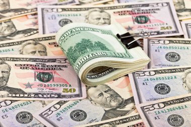 100 dolar faturaları satır para zemin üzerine yığını