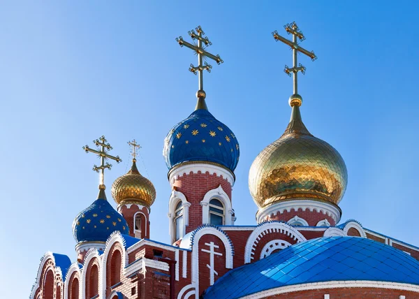 Cupolas of Russian orthodox church against blue sky — Stock Photo, Image