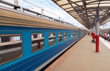 Rusya demiryolu parça ve yolcu treninin görünümü