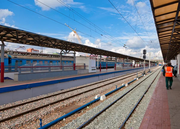 Veduta del binario ferroviario e del treno passeggeri in Russia — Foto Stock