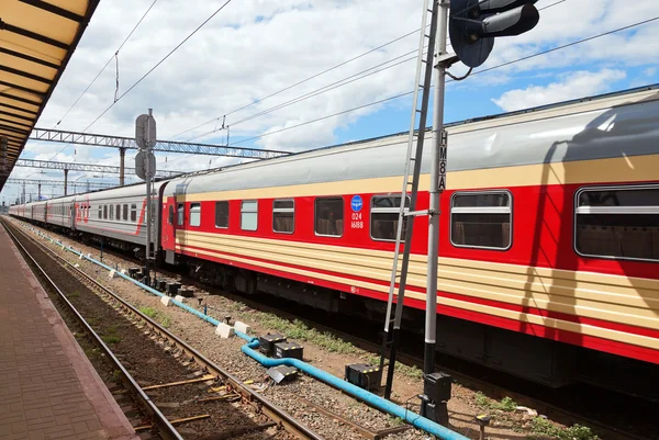 Vista de la vía férrea y el tren de pasajeros en Rusia — Foto de Stock