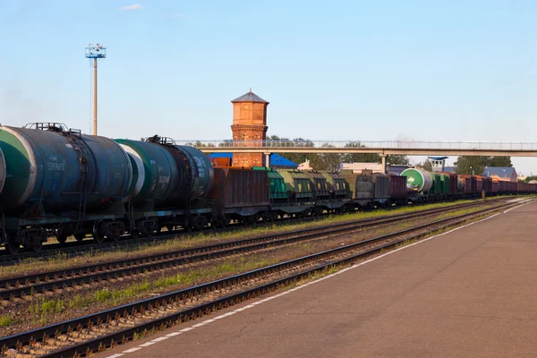 Nákladní vlak s ropný tanker auta — Stock fotografie