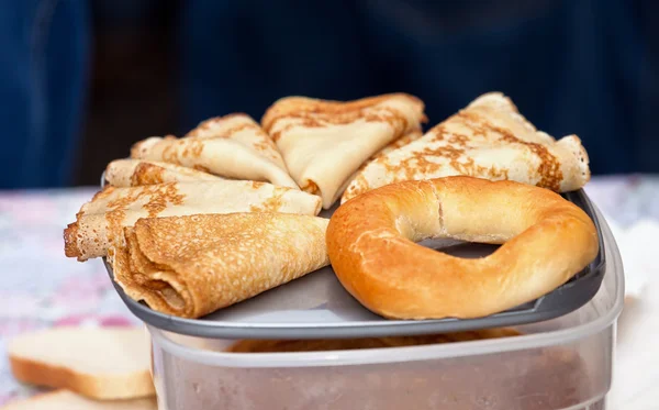 Comida rusa Shrovetide - panqueques y rosquillas — Foto de Stock