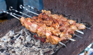 Sosu olan sulu et dilimleri ateşte hazır (şiş kebap)