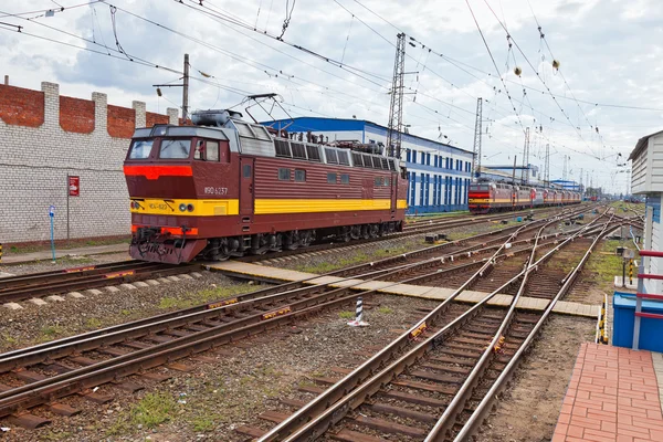 Vista da ferrovia e do trem de passageiros na Rússia — Fotografia de Stock