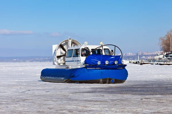 Hovercraft aan de oever van een bevroren rivier Wolga in samara, Rusland — Stockfoto