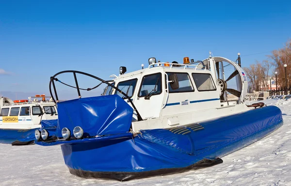 Hovercraft aan de oever van een bevroren rivier Wolga in samara, Rusland — Stockfoto