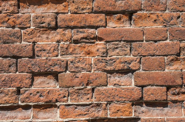Oude verweerde rode bakstenen muur als achtergrond — Stockfoto