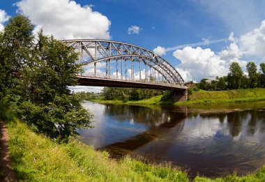 Çelik kemer köprü nehir msta içinde borovitchi üzerinde. Novgorod bölgesi,