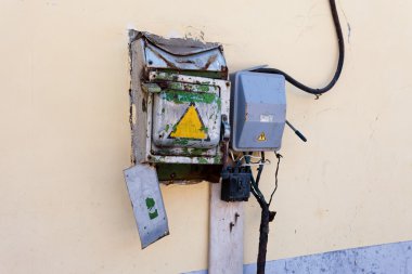 Duvardaki eski paslı elektrik anahtarı
