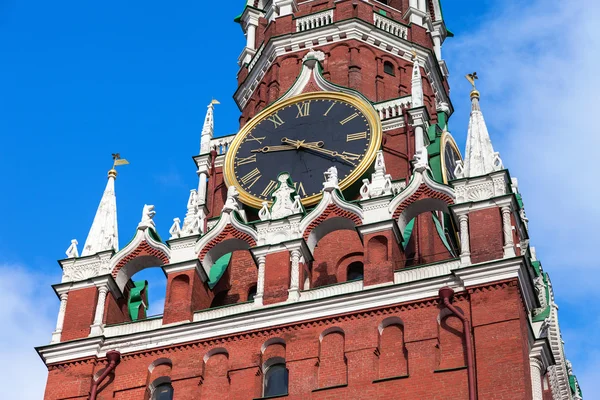 Reloj Chimes en la torre Spasskaya del Kremlin de Moscú — Foto de Stock