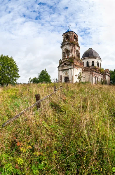 Vecchia chiesa abbandonata nella regione di Novgorod, Russia — Foto Stock
