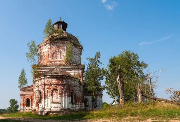 Antiga igreja abandonada na região de Novgorod, Rússia — Fotografia de Stock