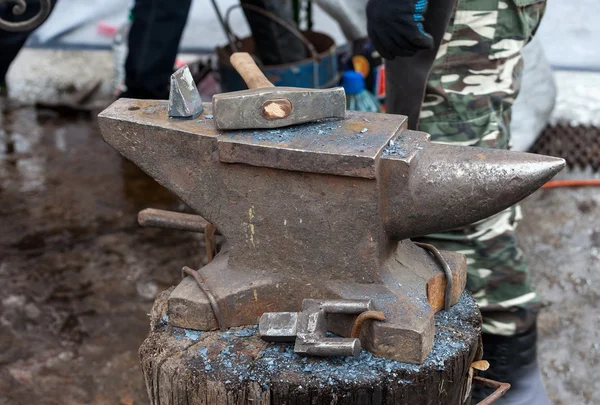 Old anvil with blacksmith tools on the outdoors — Stock Photo, Image