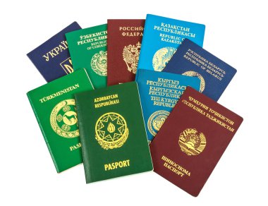 Beyaz arka plan üzerinde izole farklı yabancı pasaport