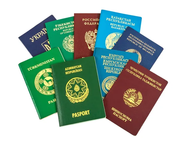 Diversi passaporti stranieri isolati su sfondo bianco — Foto Stock