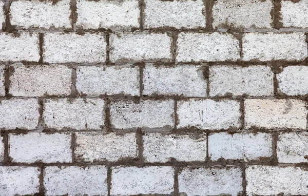 Antiga parede de tijolo branco resistido como fundo — Fotografia de Stock