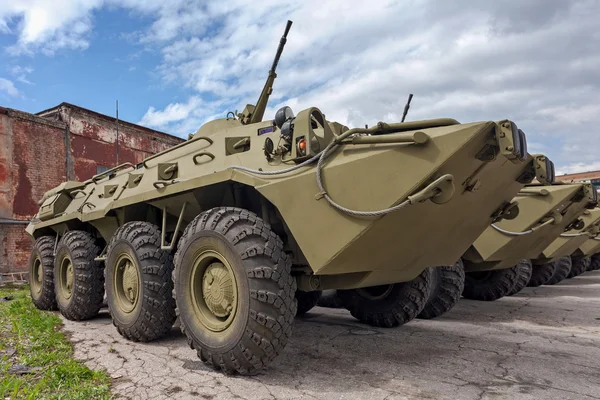 Wielen amfibische gepantserde personeel vervoerder btr-80 — Stockfoto