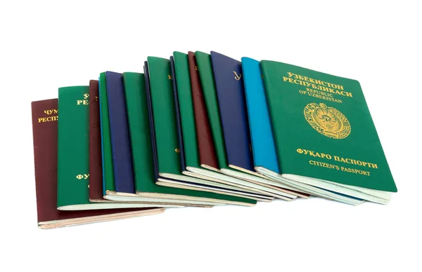 Différents passeports étrangers sur fond blanc — Photo
