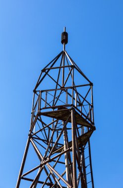 Mavi gökyüzü gün güneşli yaz arka planda karşı jeodezik nokta