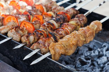 İştah açıcı taze et şiş kebap (kebab) bir ızgarada hazırlanan