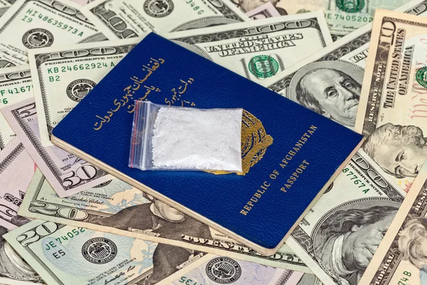 Paquet avec de la drogue sur le passeport afghan et dollars américains — Photo