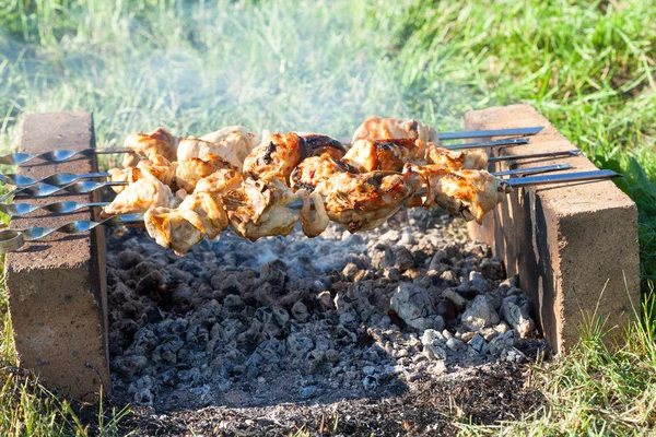 Shish kebab na improvizované peci z cihel — Stock fotografie
