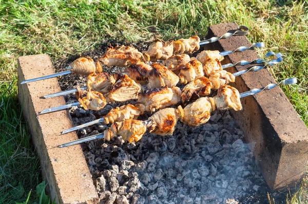 Shish kebab sur le four improvisé en brique — Photo
