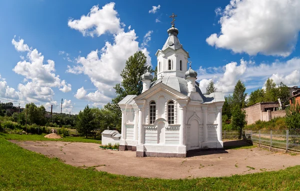 Liten kristen ortodox kyrka i Novgorod, Ryssland. — Stockfoto