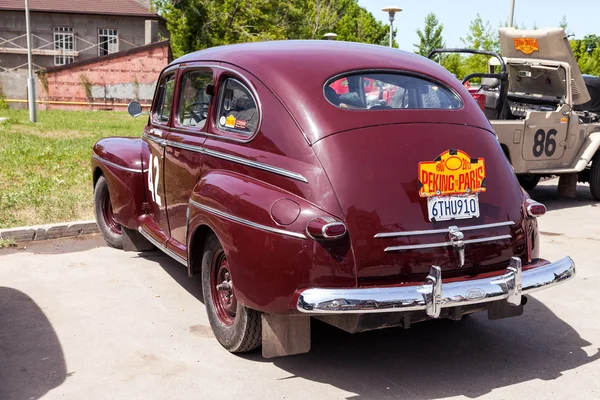 Samara, Rusland - 16 juni: rally van retro-auto's "peking-Parijs 201 — Stockfoto