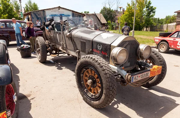 Samara, Federacja Rosyjska - 16 czerwca: rajd samochodów retro "Pekin Paryż 201 — Zdjęcie stockowe