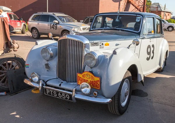 SAMARA, RÚSSIA - JUNHO 16: Rally of retro-cars "Pequim-Paris 201 — Fotografia de Stock