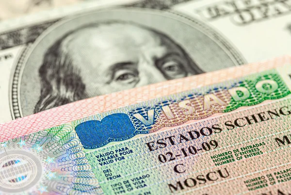 Frammento del visto Schengen in passaporto e denaro — Foto Stock