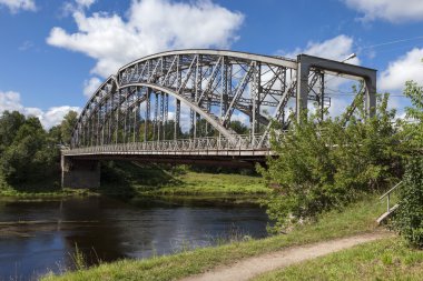 Çelik kemer köprü nehir msta üzerinde. Novgorod bölgesi, Rusya Federasyonu