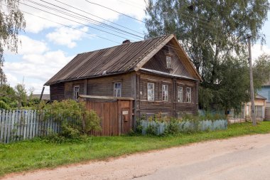 Rus köy eski ahşap evde. Novgorod bölgesi, Rusya Federasyonu